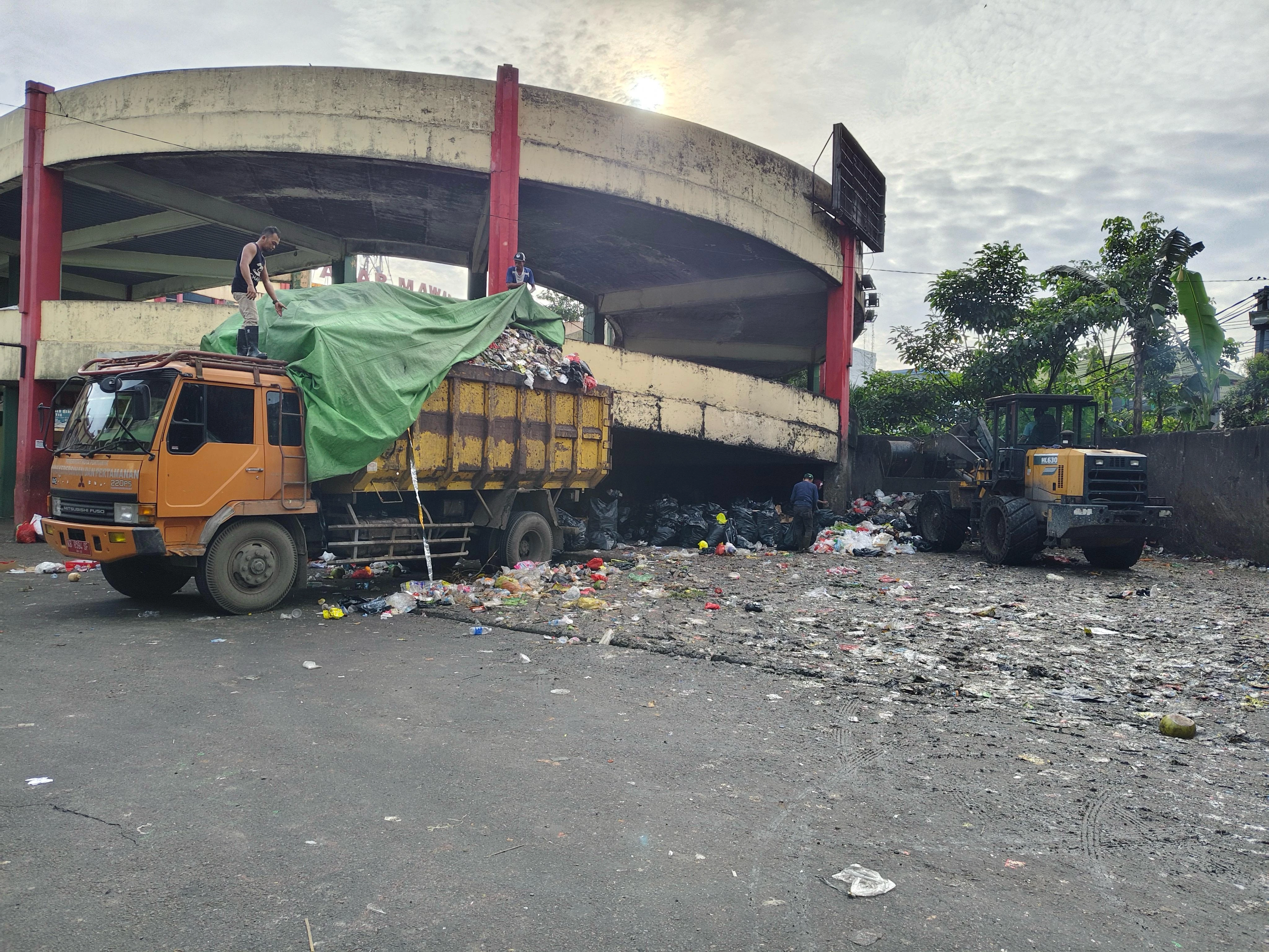 Selama Lebaran Volume Sampah di Kota Pontianak Meningkat Drastis Selama Lebaran Volume Sampah di Kota Pontianak Meningkat Drastis