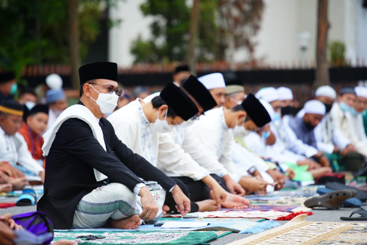 Rapatkan Saf, Jamaah Salat Id Tetap Kenakan Masker