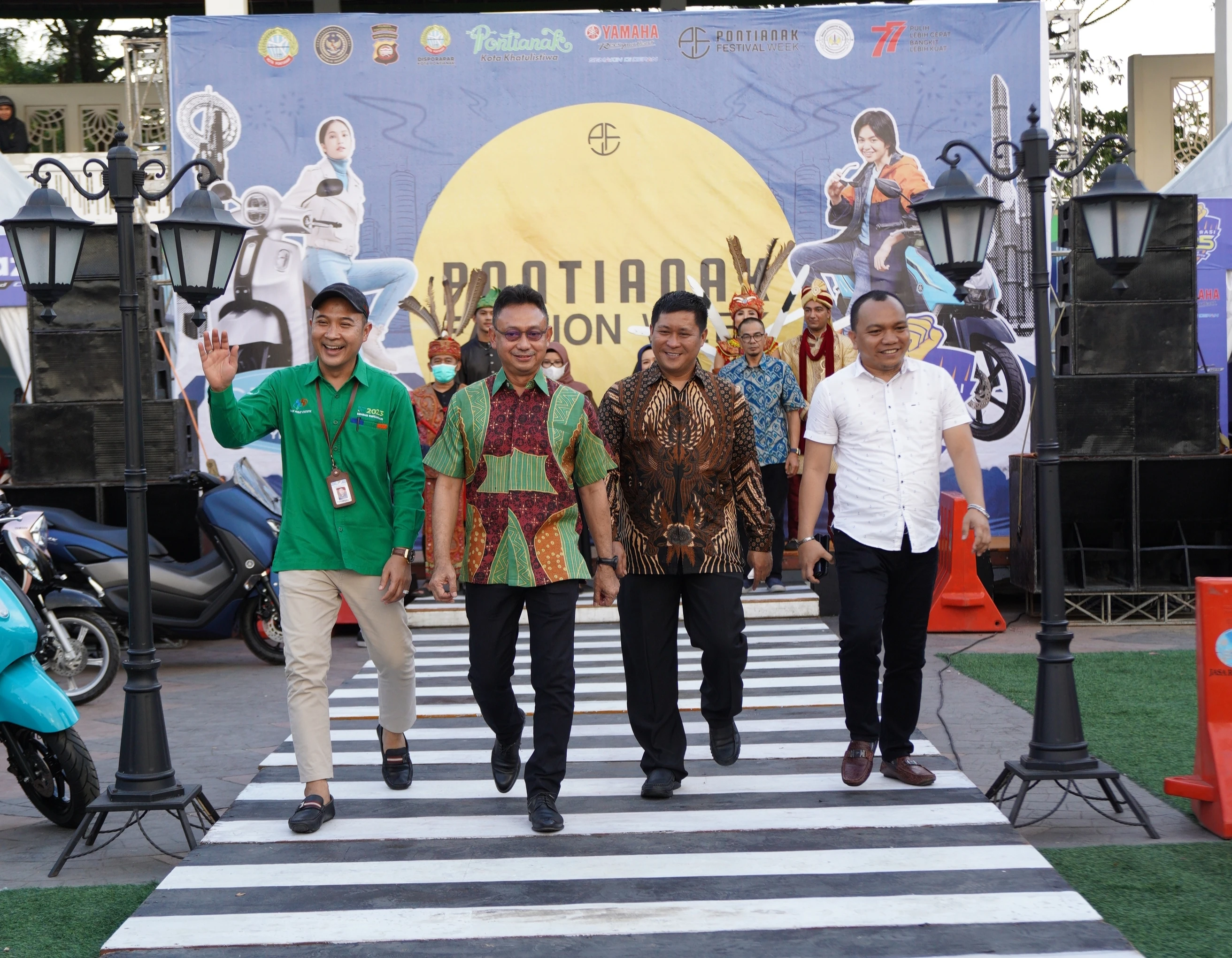 Bergaya ala Model, Edi Kamtono Tampil di Catwalk PFW Bergaya ala Model, Edi Kamtono Tampil di Catwalk PFW