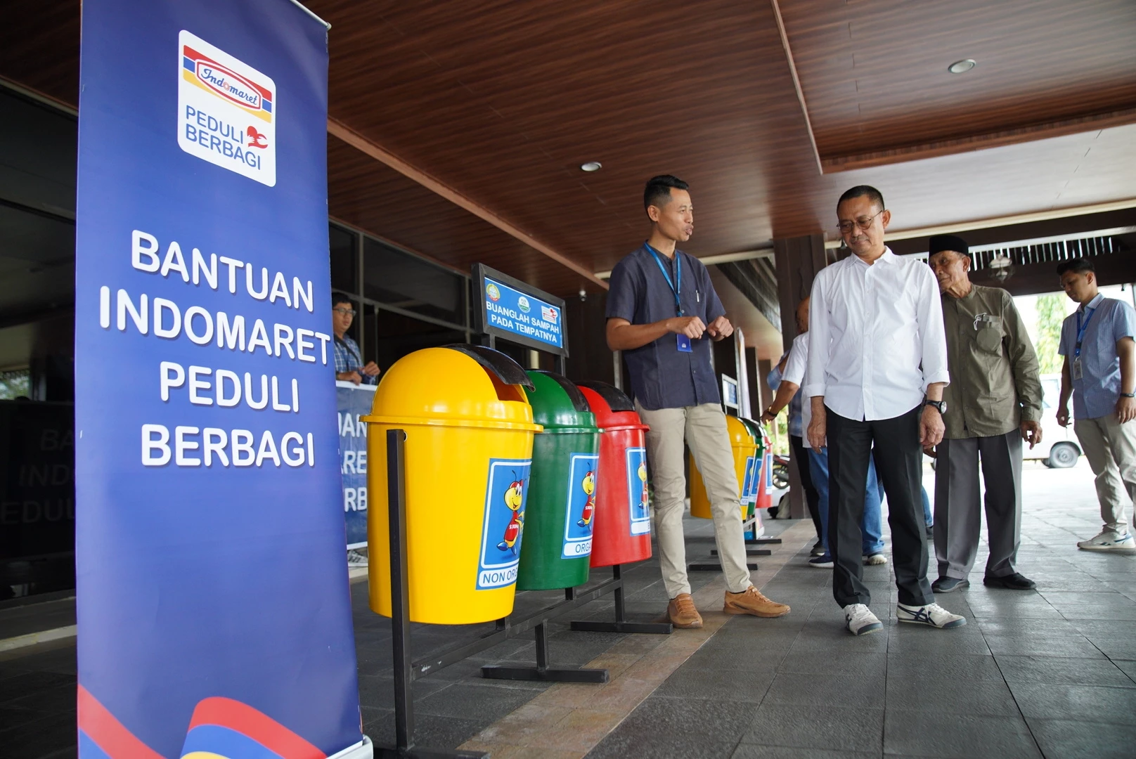 Pemkot Terima Bantuan 20 Bak Sampah Lewat Program CSR Indomaret Pemkot Terima Bantuan 20 Bak Sampah Lewat Program CSR Indomaret