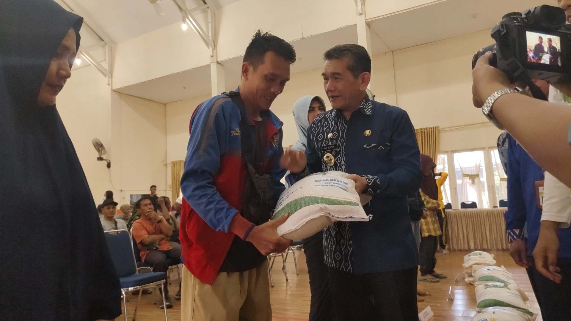 Tanggulangi Kemiskinan Ekstrem, Pemkot Pontianak Salurkan Bantuan Beras