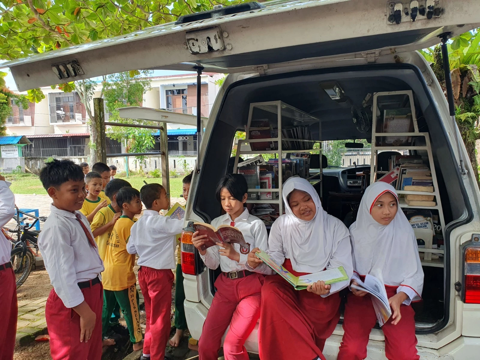 PerpusG2S: Literasi Inklusif dari Sekolah untuk Pontianak PerpusG2S: Literasi Inklusif dari Sekolah untuk Pontianak