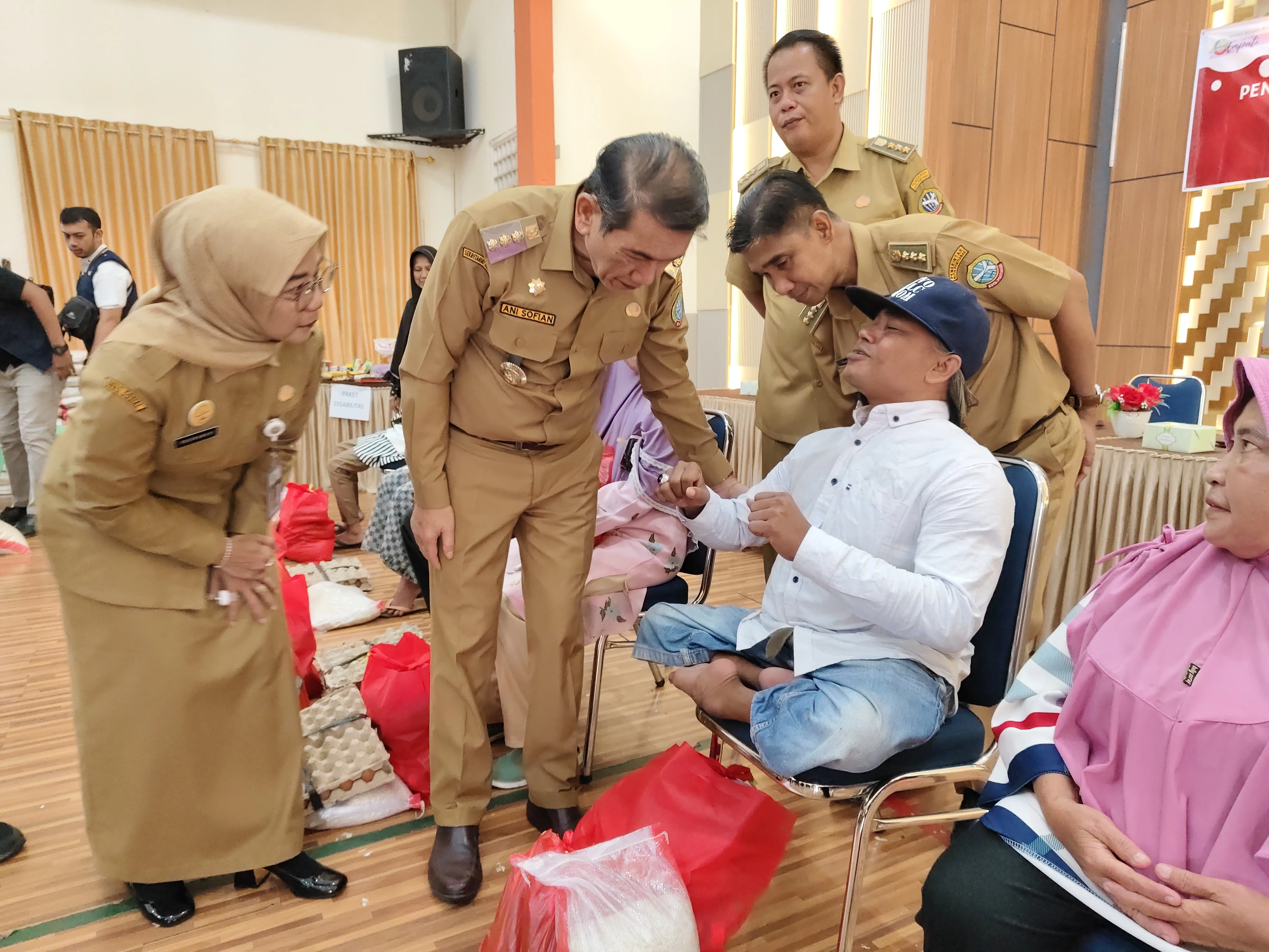 409 Warga Disabilitas dan Lansia Dapat Bantuan Paket Sembako dari Kemensos