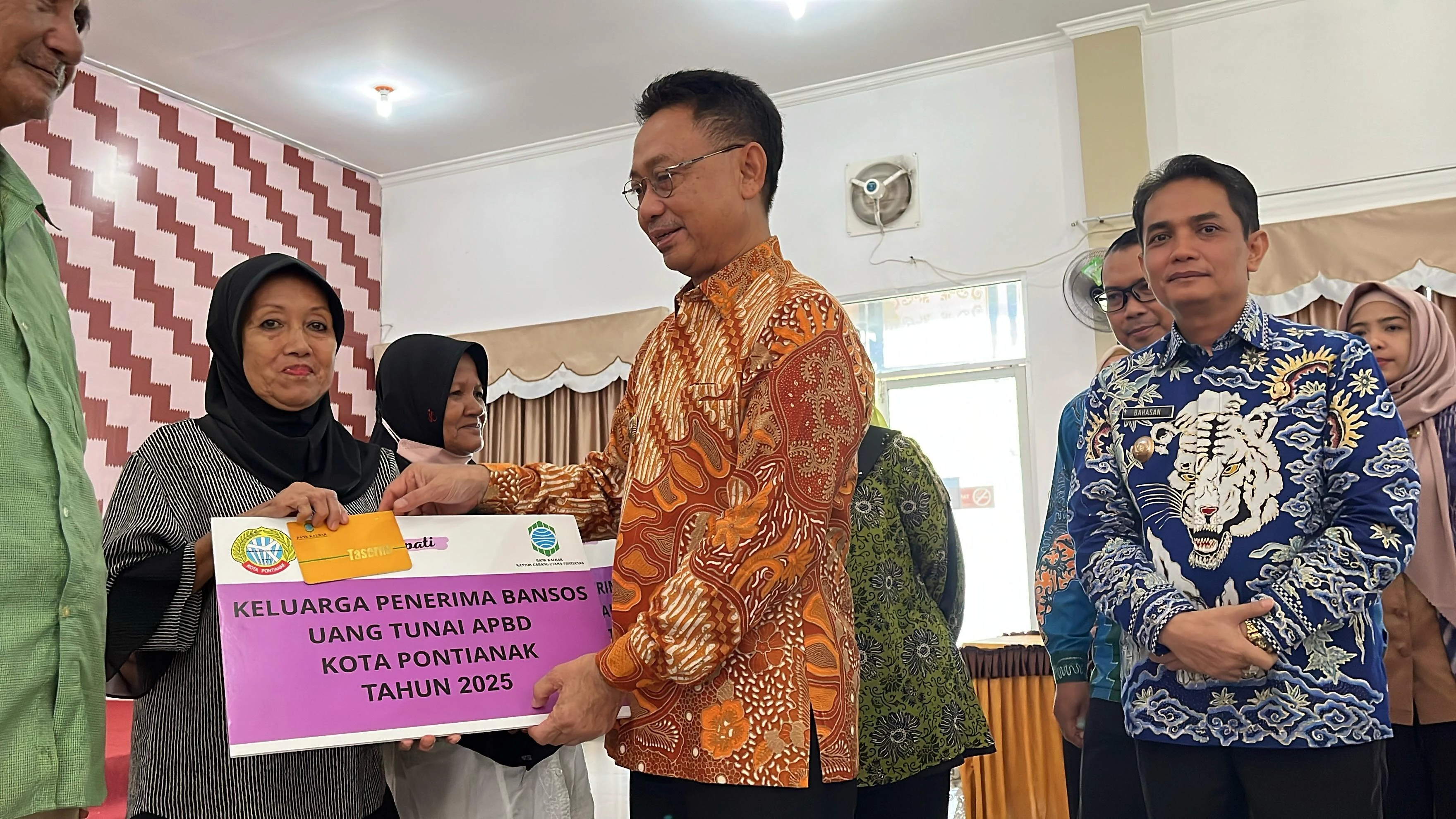 Serahkan Bansos Tunai, Prioritaskan Kesejahteraan Warga Serahkan Bansos Tunai, Prioritaskan Kesejahteraan Warga