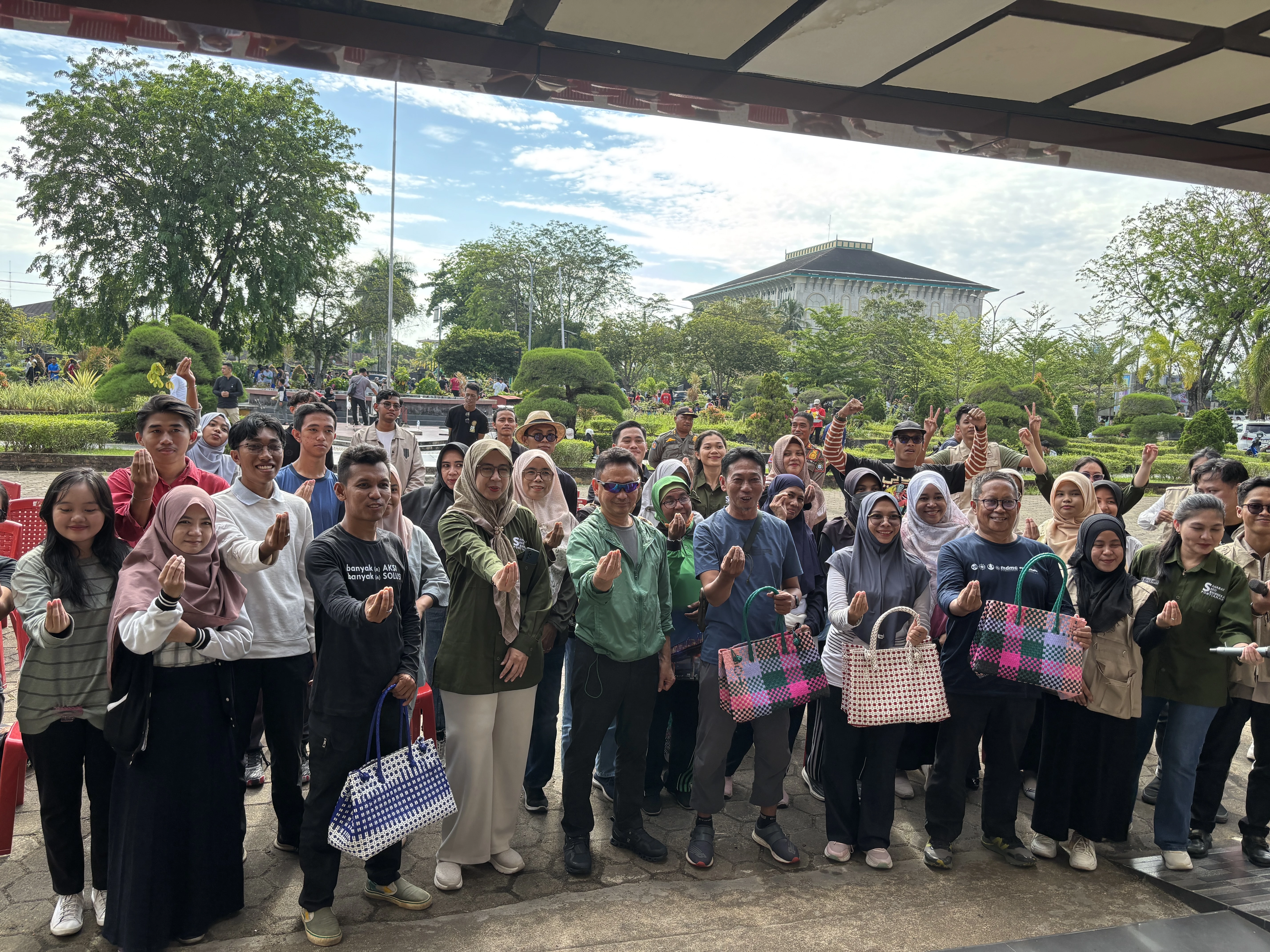 Eco Bhinneka Bagikan 350 Besek untuk Wadah Daging Kurban