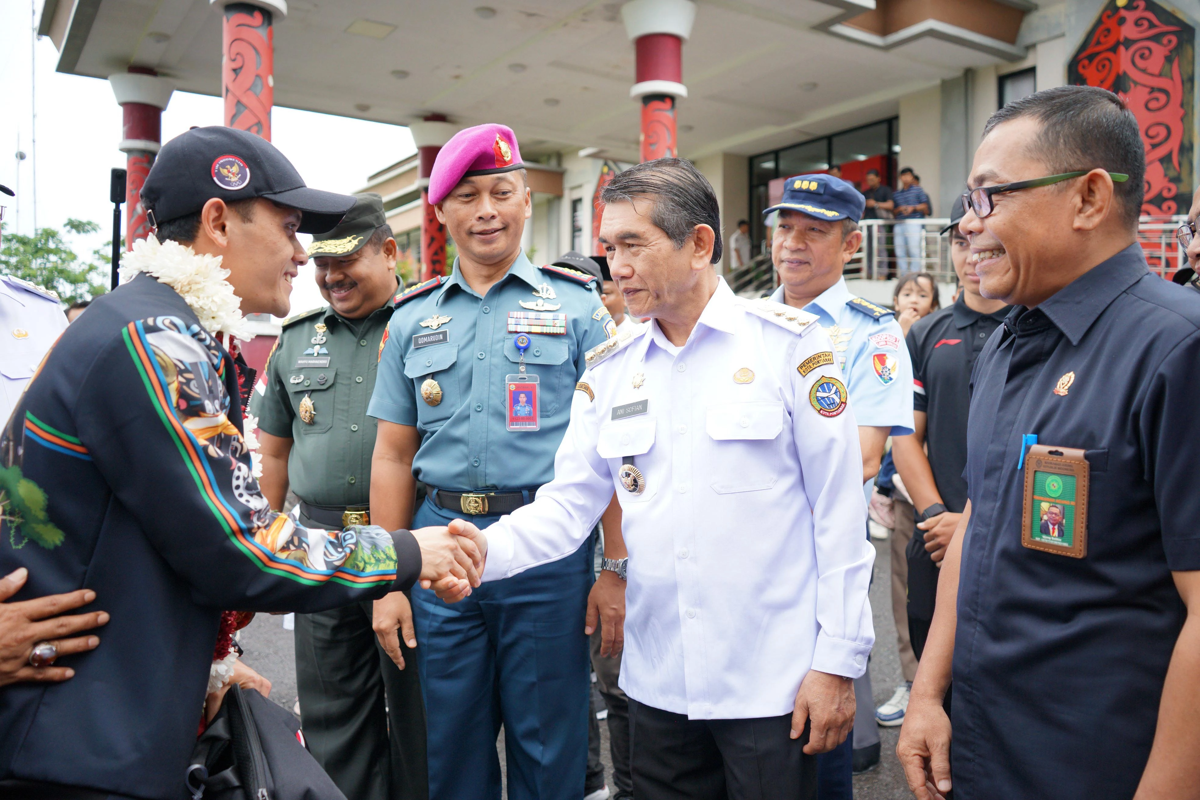 Meriah, Veddriq Dielu-elukan Warga Pontianak Meriah, Veddriq Dielu-elukan Warga Pontianak