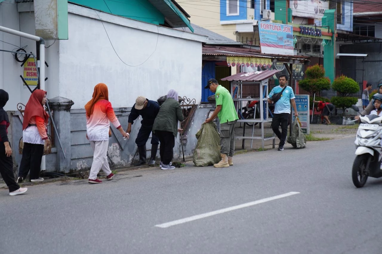 Wako Apresiasi Warga Peduli Lingkungan Bersihkan Parit Wako Apresiasi Warga Peduli Lingkungan Bersihkan Parit