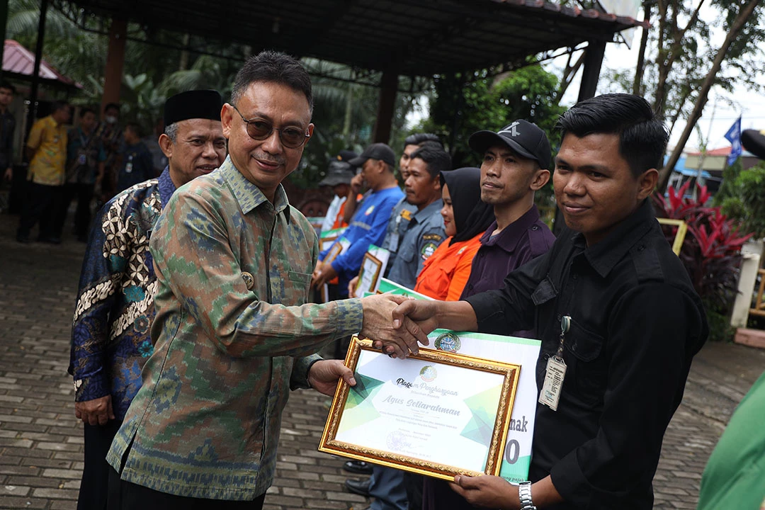 Apresiasi Petugas Kebersihan, Wako Edi Serahkan Penghargaan Apresiasi Petugas Kebersihan, Wako Edi Serahkan Penghargaan