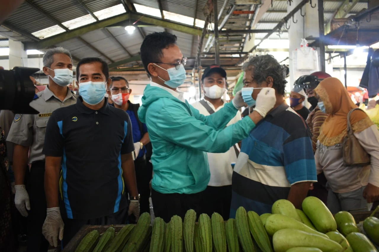 Wali Kota Edi Kamtono Bagikan Masker Gratis di Pasar Flamboyan