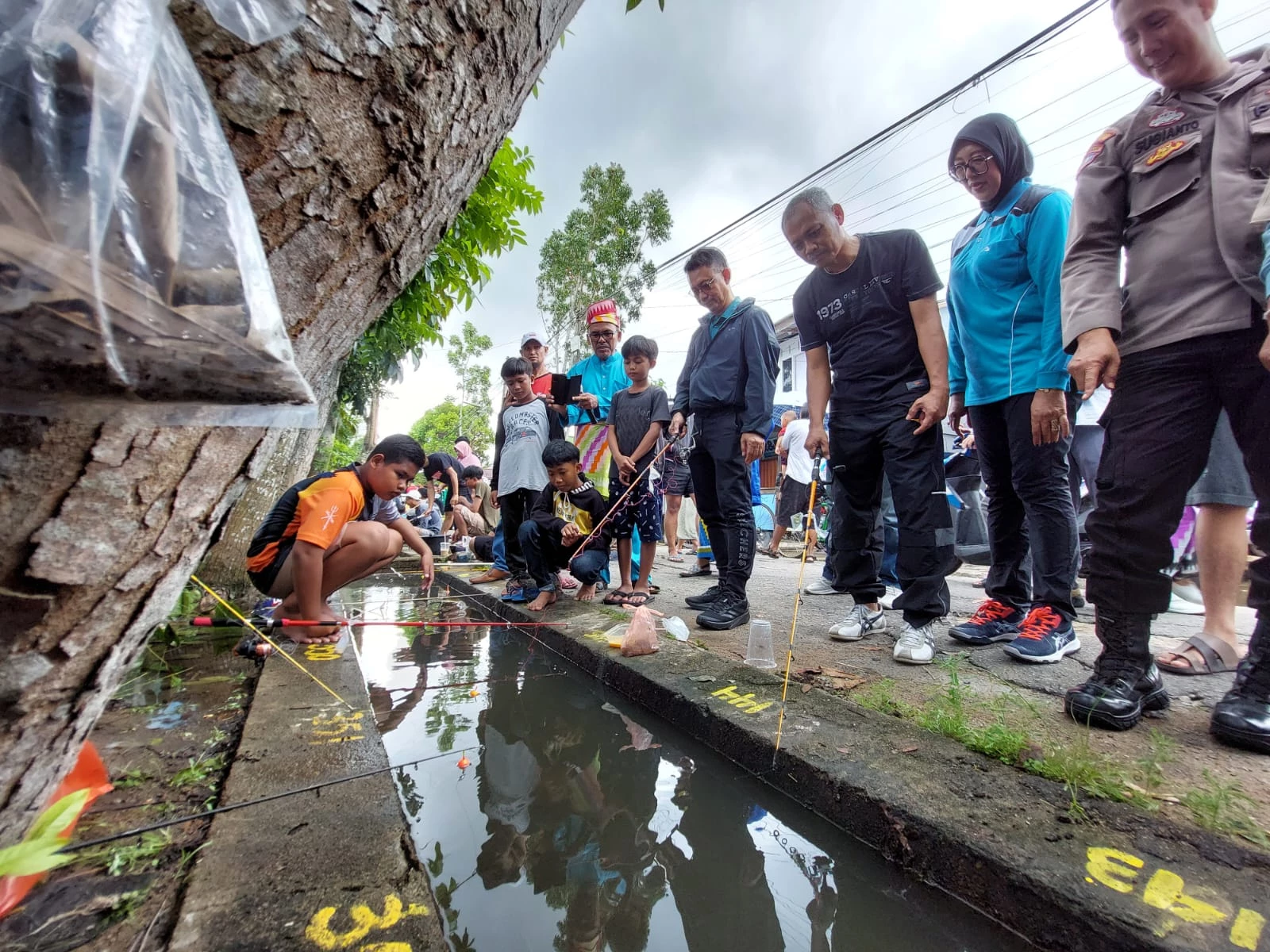 Lomba Mancing Lamparet, Edi Ajak Warga Jaga Kebersihan Parit Lomba Mancing Lamparet, Edi Ajak Warga Jaga Kebersihan Parit