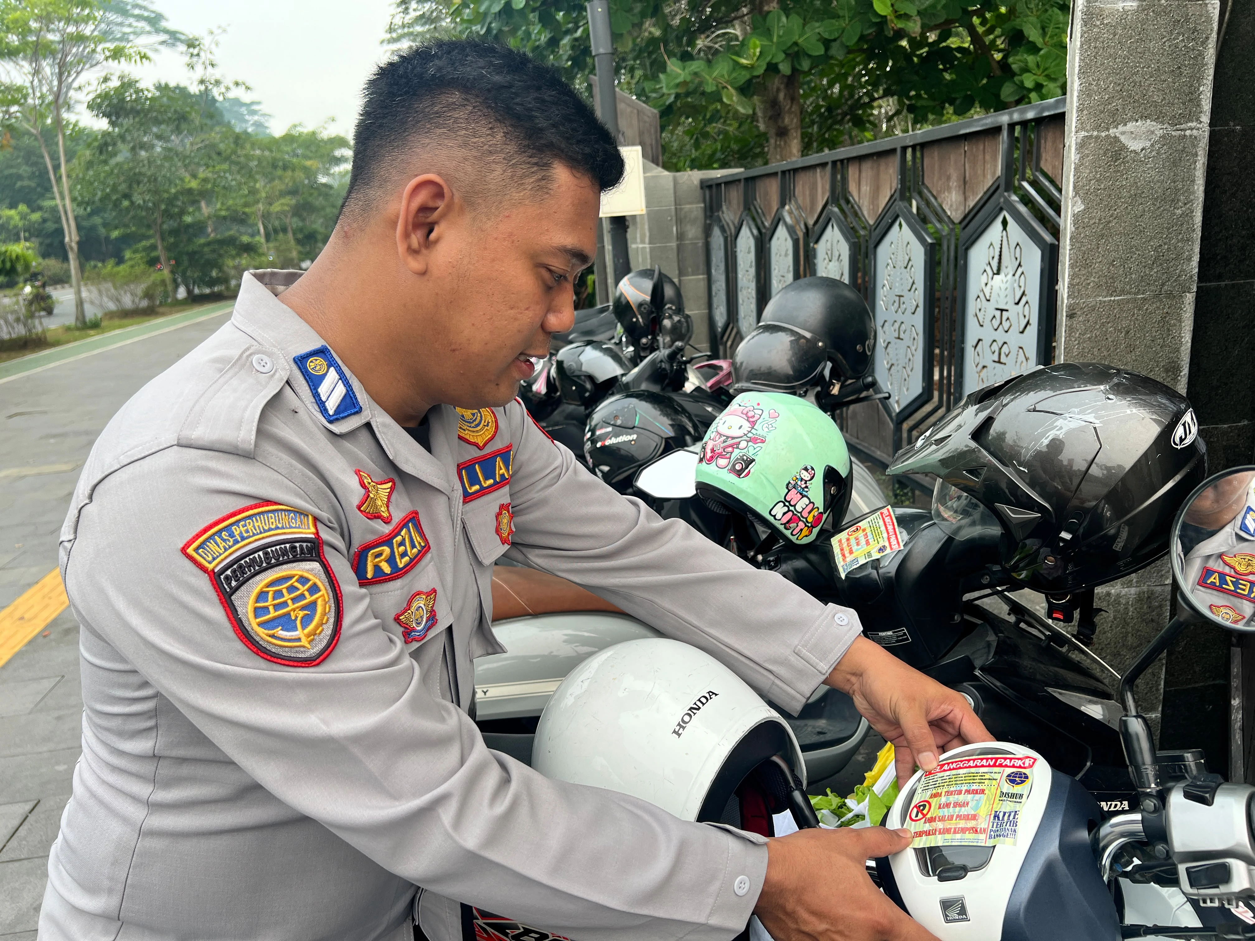 Dishub Pasang Stiker Peringatan Larangan Parkir di Trotoar