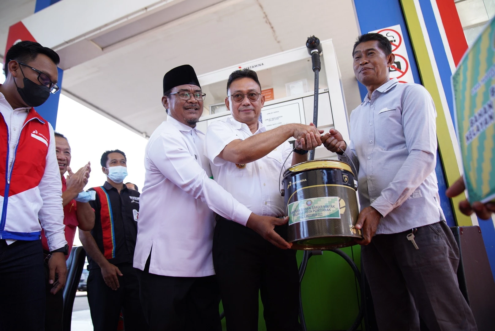 Busri Bersyukur Terima Bantuan BBM Untuk Melaut Busri Bersyukur Terima Bantuan BBM Untuk Melaut