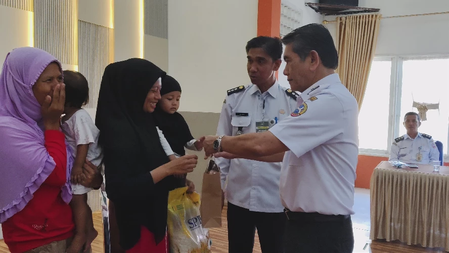 Tekan Angka Stunting, ASN Pontianak Timur dan BPR Khatulistiwa Salurkan Bantuan Tekan Angka Stunting, ASN Pontianak Timur dan BPR Khatulistiwa Salurkan Bantuan