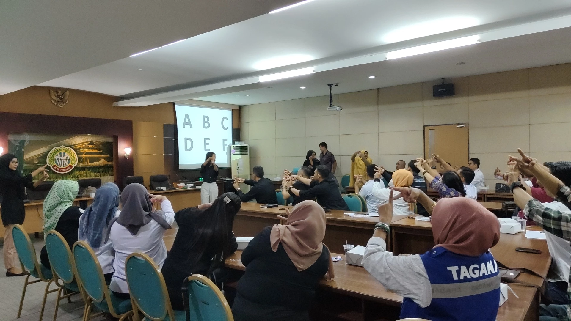 Pekerja Sosial Dapat Pelatihan Bahasa Isyarat