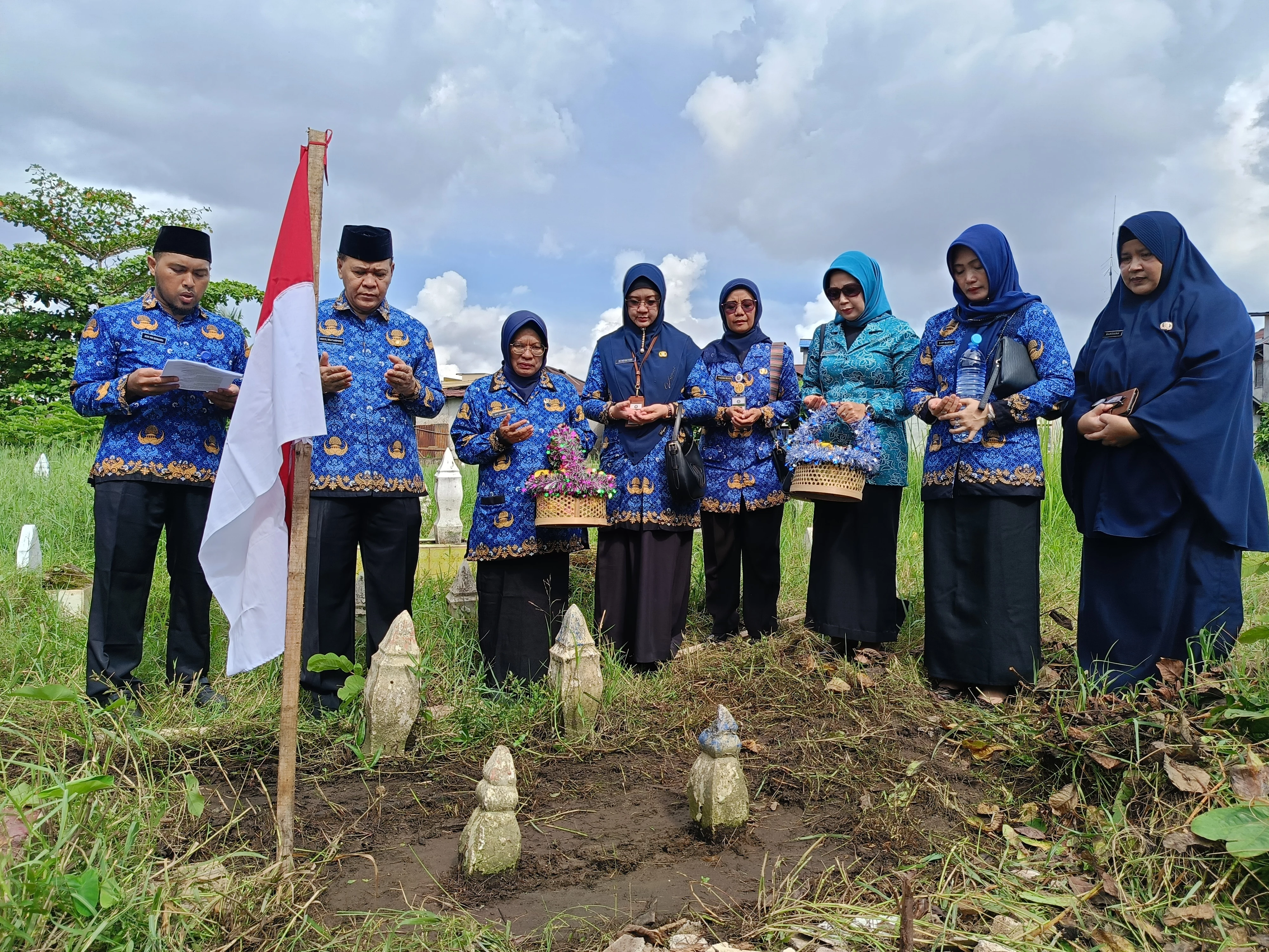 Maknai Hari Pahlawan dengan Ziarah Makam Pejuang
