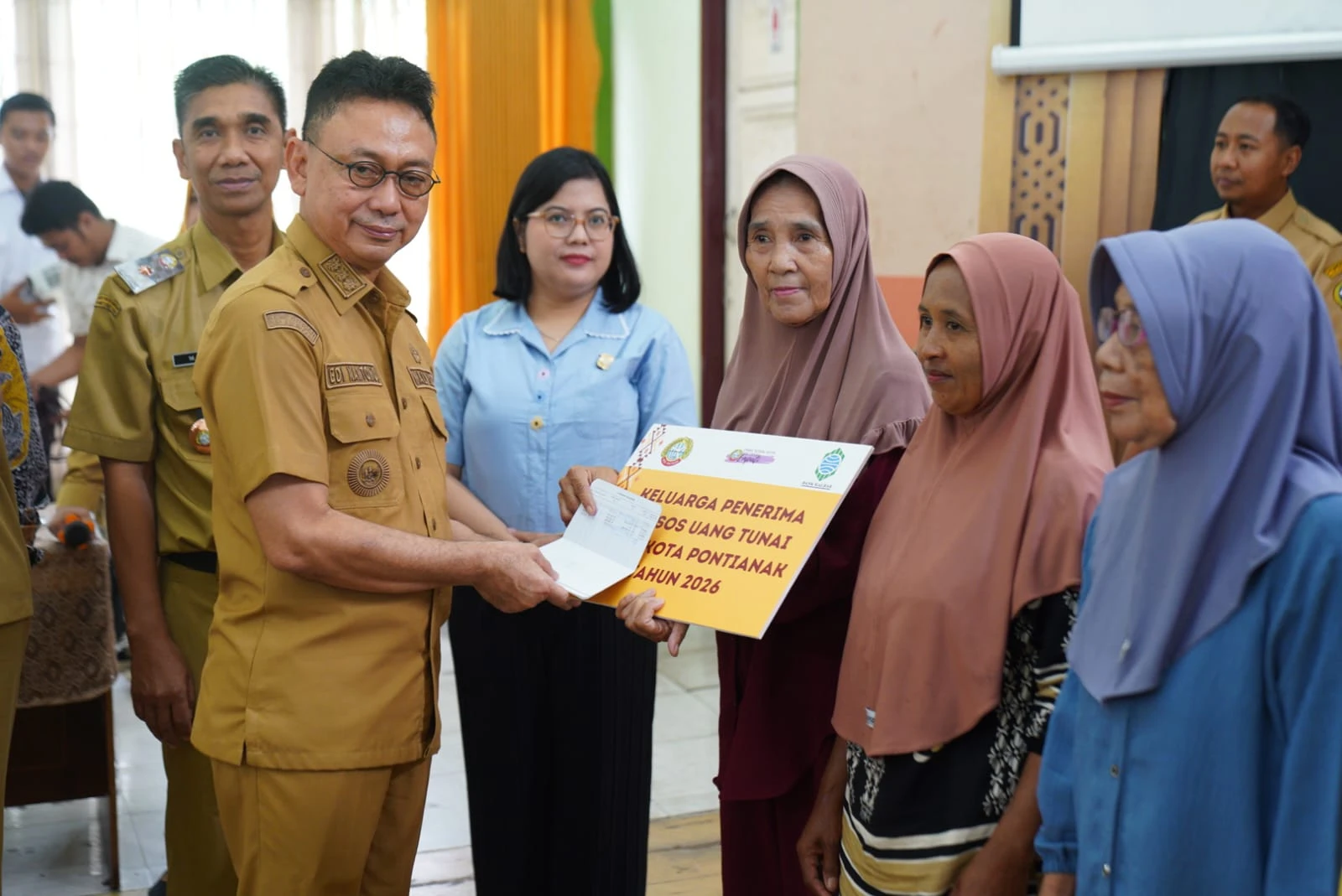 Senyum Nurlela Saat Terima Bantuan Uang Tunai dari Pemkot