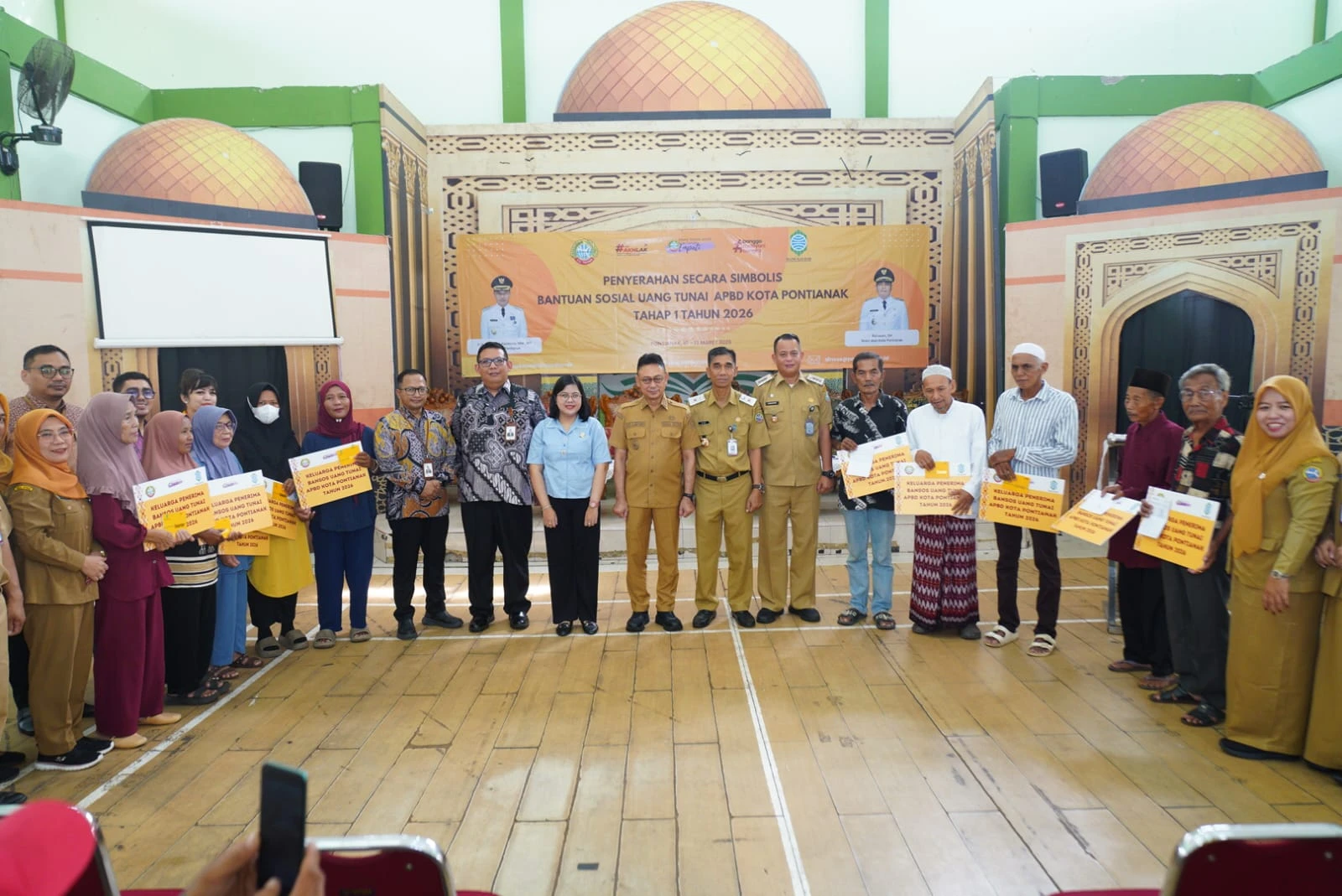 Senyum Nurlela Saat Terima Bantuan Uang Tunai dari Pemkot