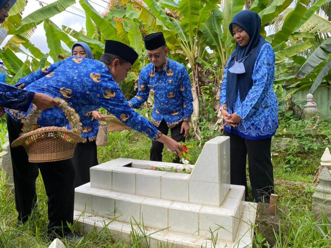 Kenang Jasa Pahlawan, Edi-Bahasan Ziarah ke Makam HM Suwignyo dan Atmo Umar