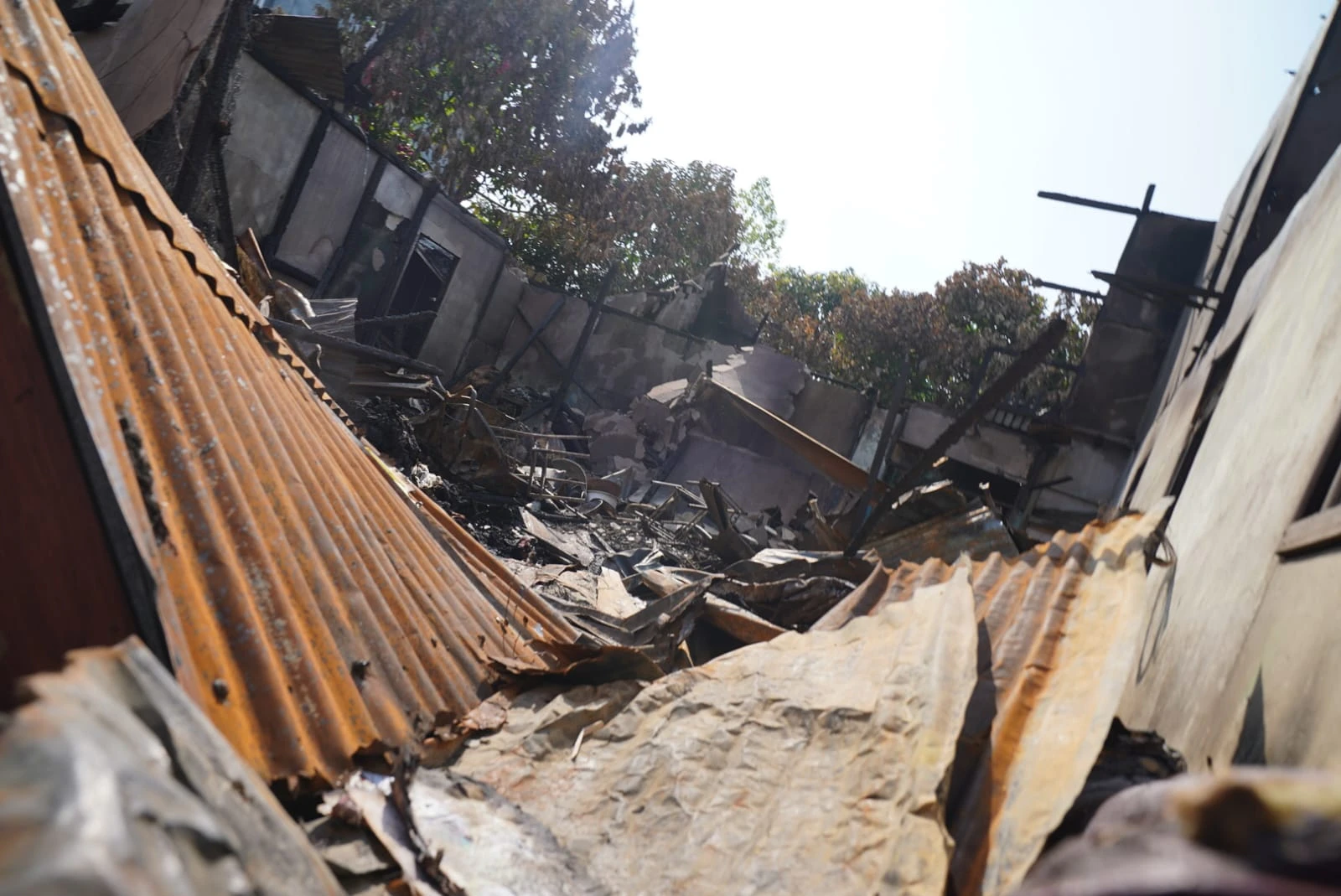 Herlena Syok Saat Pulang Kerja Rumahnya Terbakar