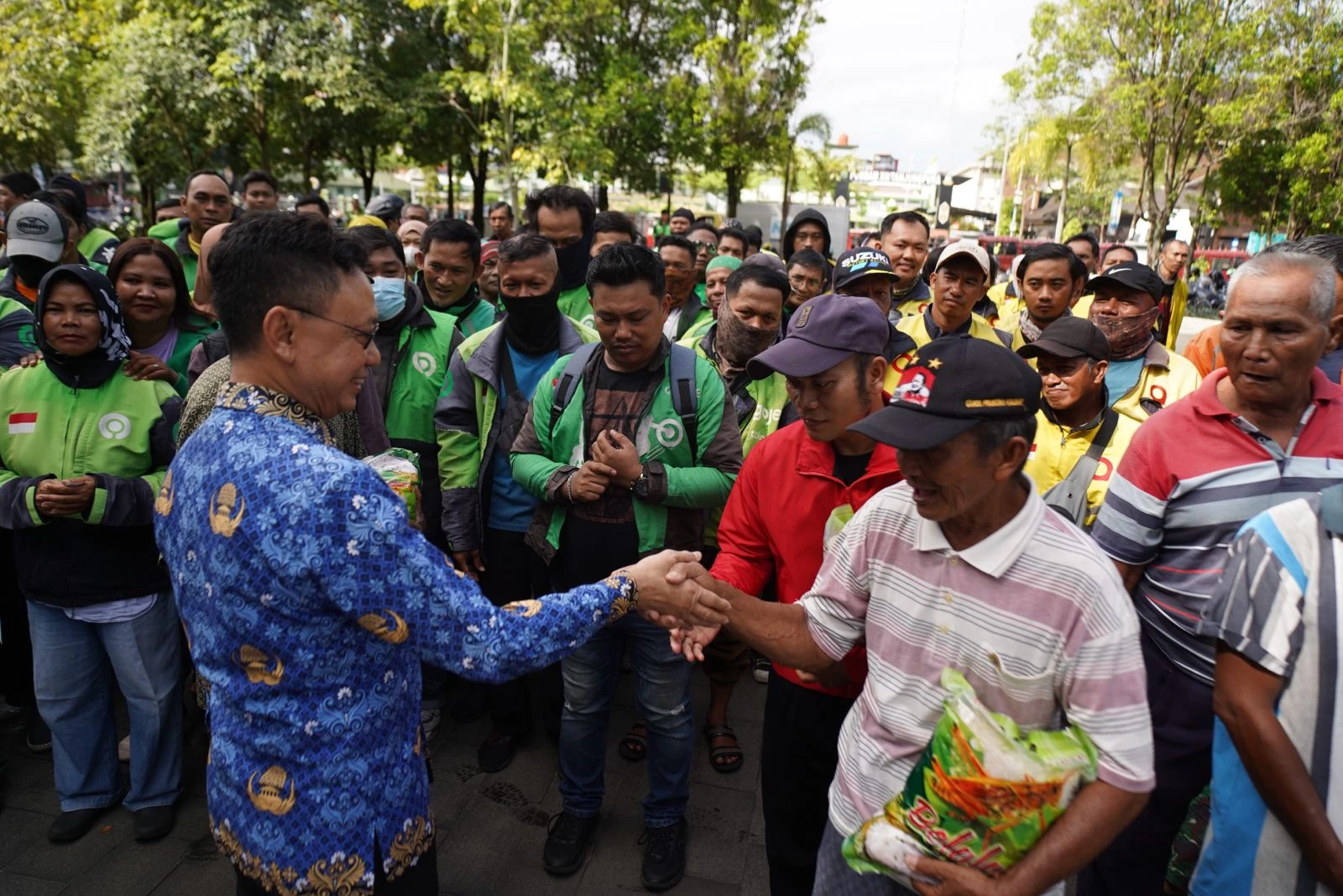 Deris Landuk Bahagia Bawa Pulang Sembako
