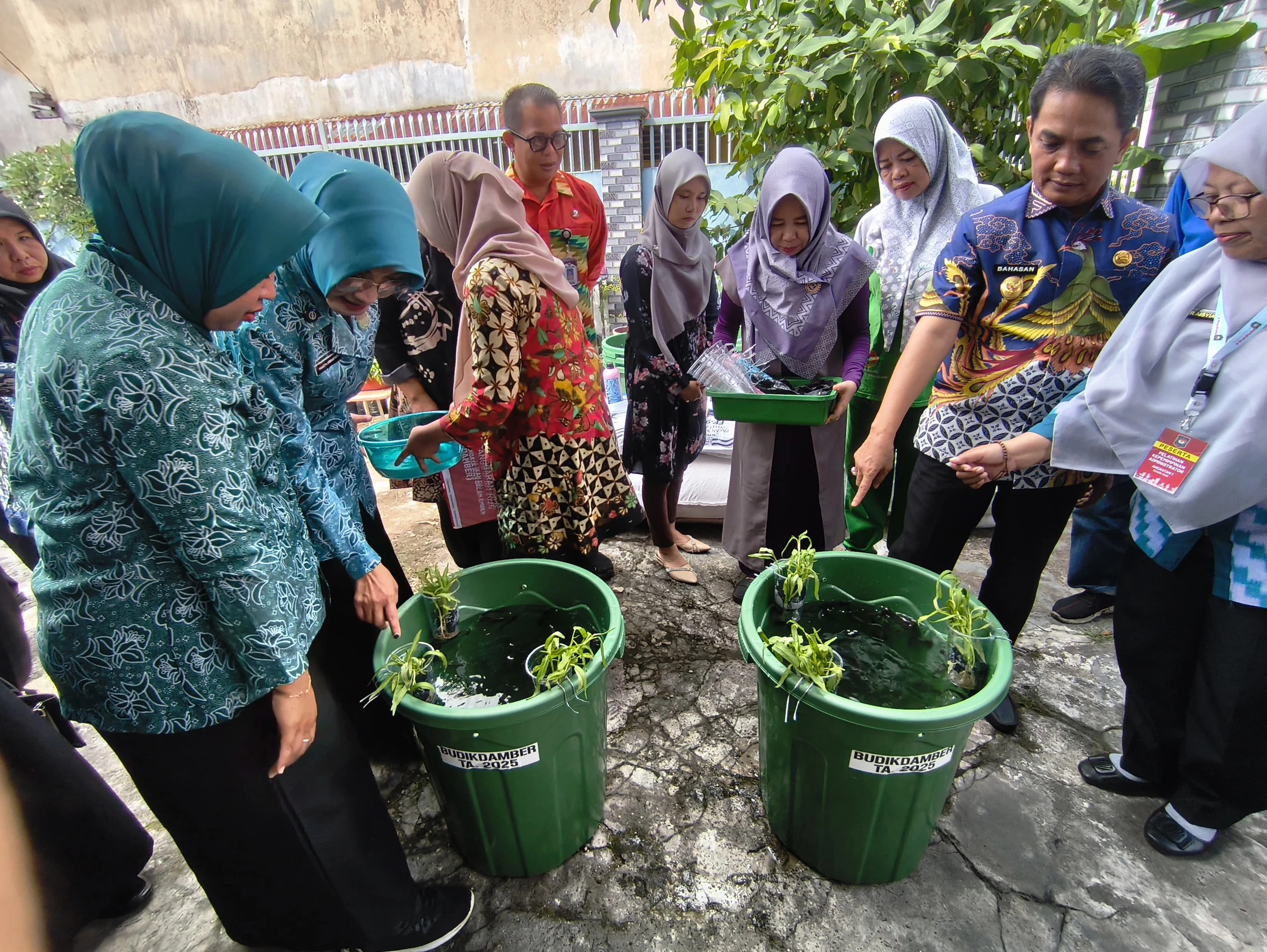 Sebar Bantuan Budikdamber, Upaya Pemkot Perkuat Ketahanan Pangan Sebar Bantuan Budikdamber, Upaya Pemkot Perkuat Ketahanan Pangan