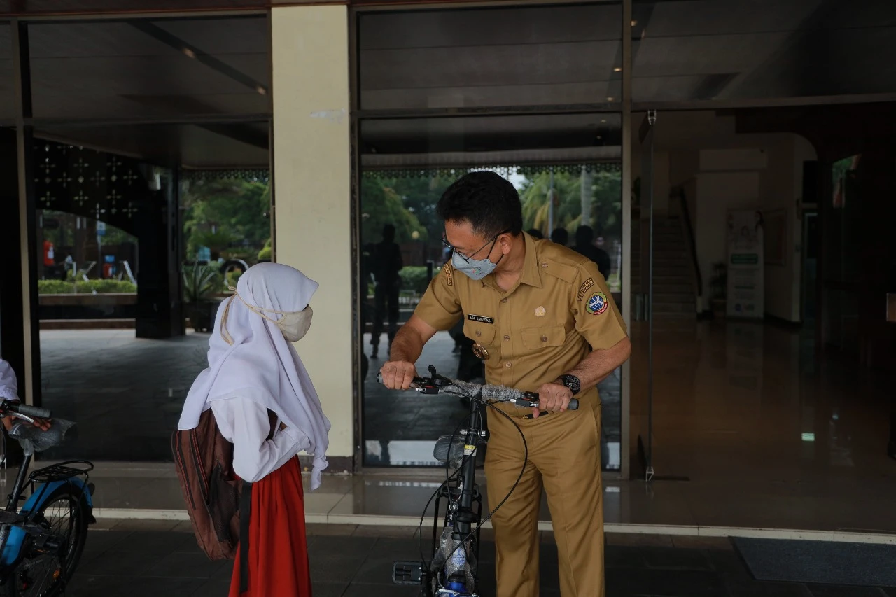 Miranda dan Albert Terima Hadiah Sepeda dari Wali Kota