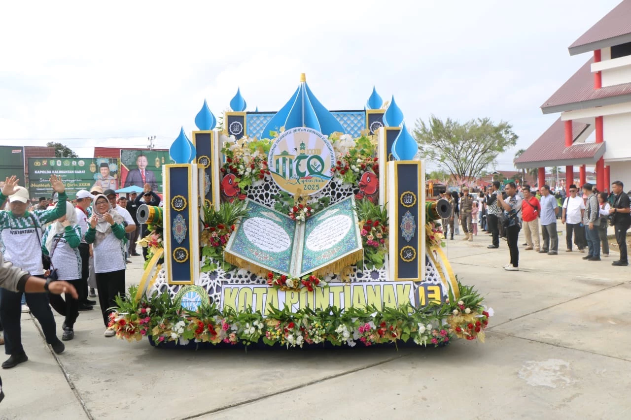 Kendaraan Hias Kafilah Pontianak Tampil Memukau di Pawai Ta’aruf MTQ XXXIII Kalbar
