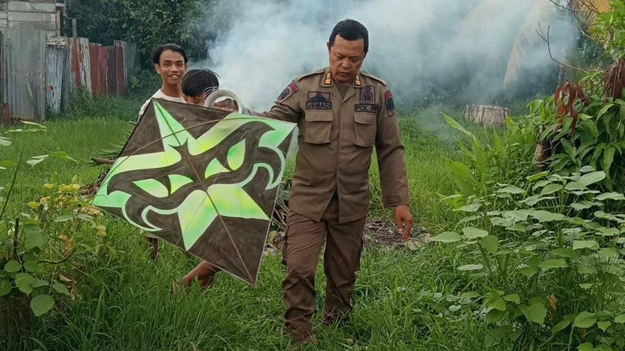 Satpol PP Pontianak Tertibkan Puluhan Layangan dan Gelondongan