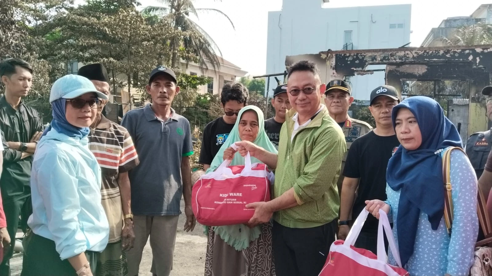 Pemkot Pontianak Gerak Cepat Bantu Korban Kebakaran di Paris 2 Pemkot Pontianak Gerak Cepat Bantu Korban Kebakaran di Paris 2