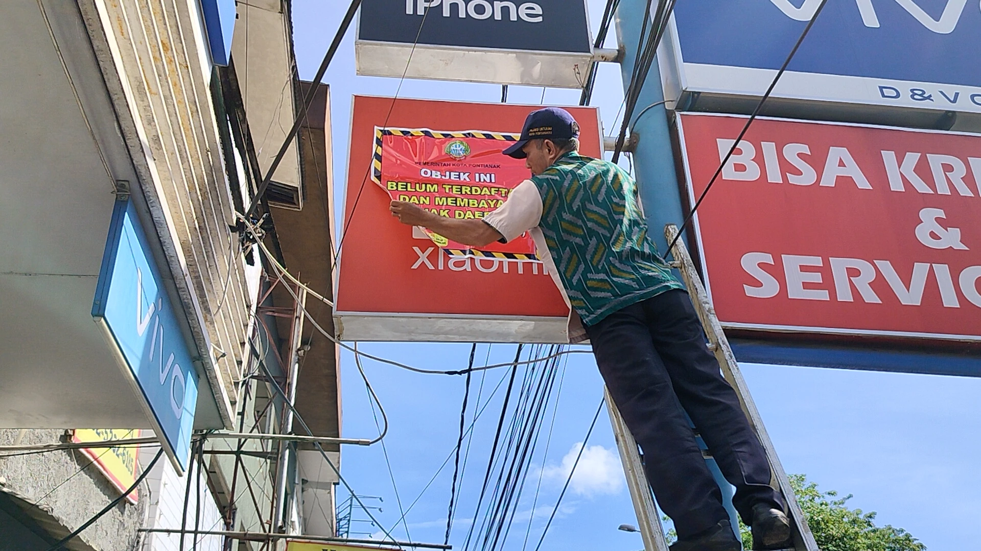 Brand Ponsel Tak Bayar Pajak, TPPD Segel Reklame