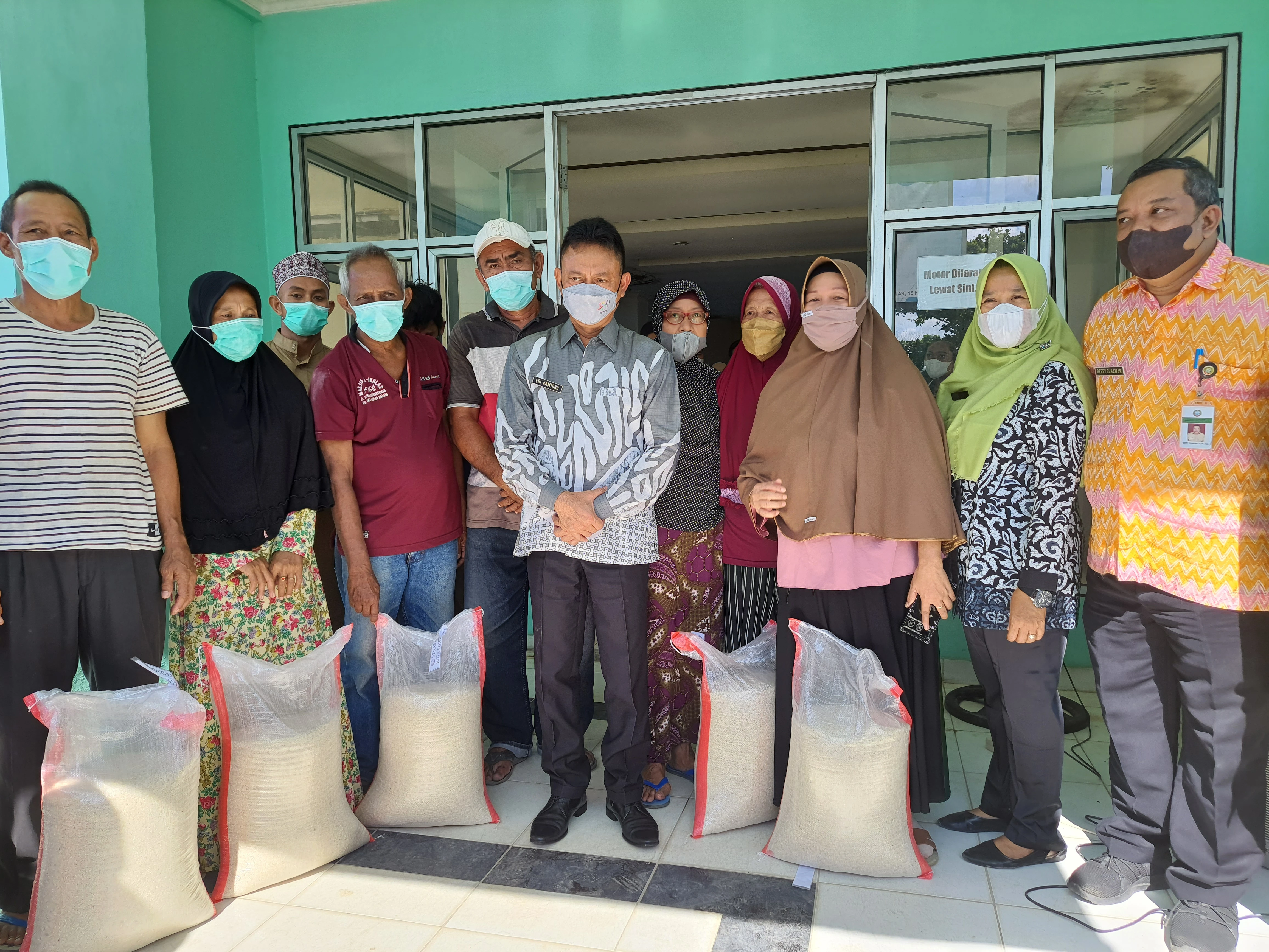 Warga Rusunawa Harapan Jaya Terima Bantuan Beras dari Pemkot