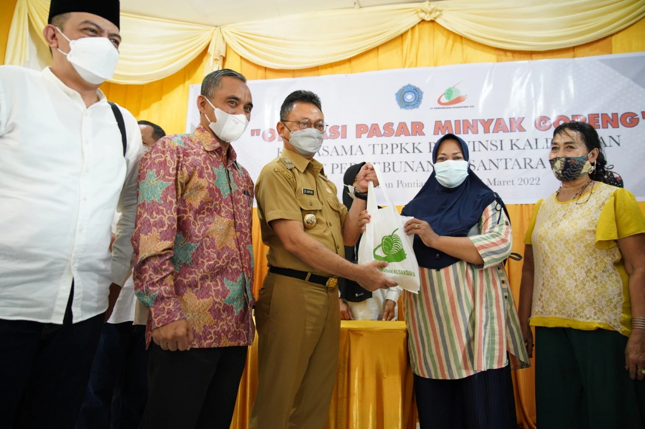 Ningsih Bersyukur Beli Minyak Goreng 2 Liter Seharga Rp25 ribu