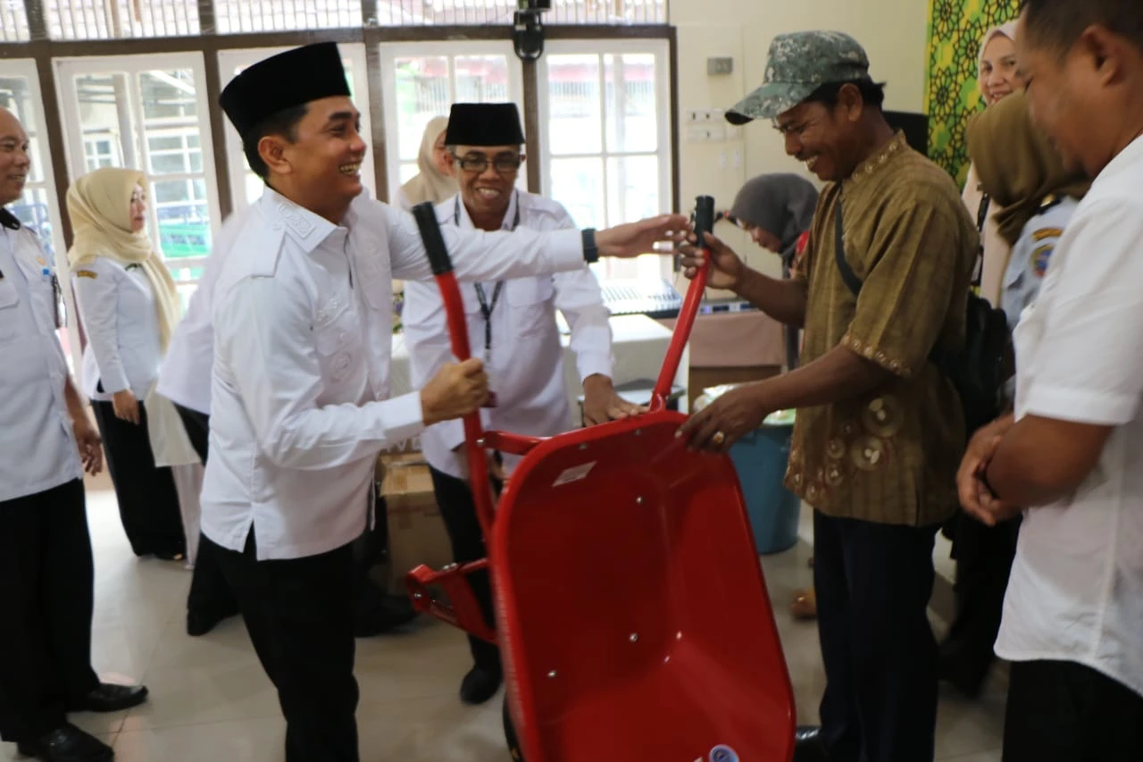 Serahkan Bantuan Barang ke Warga, Bahasan: Rawatlah Barang Ini dengan Baik