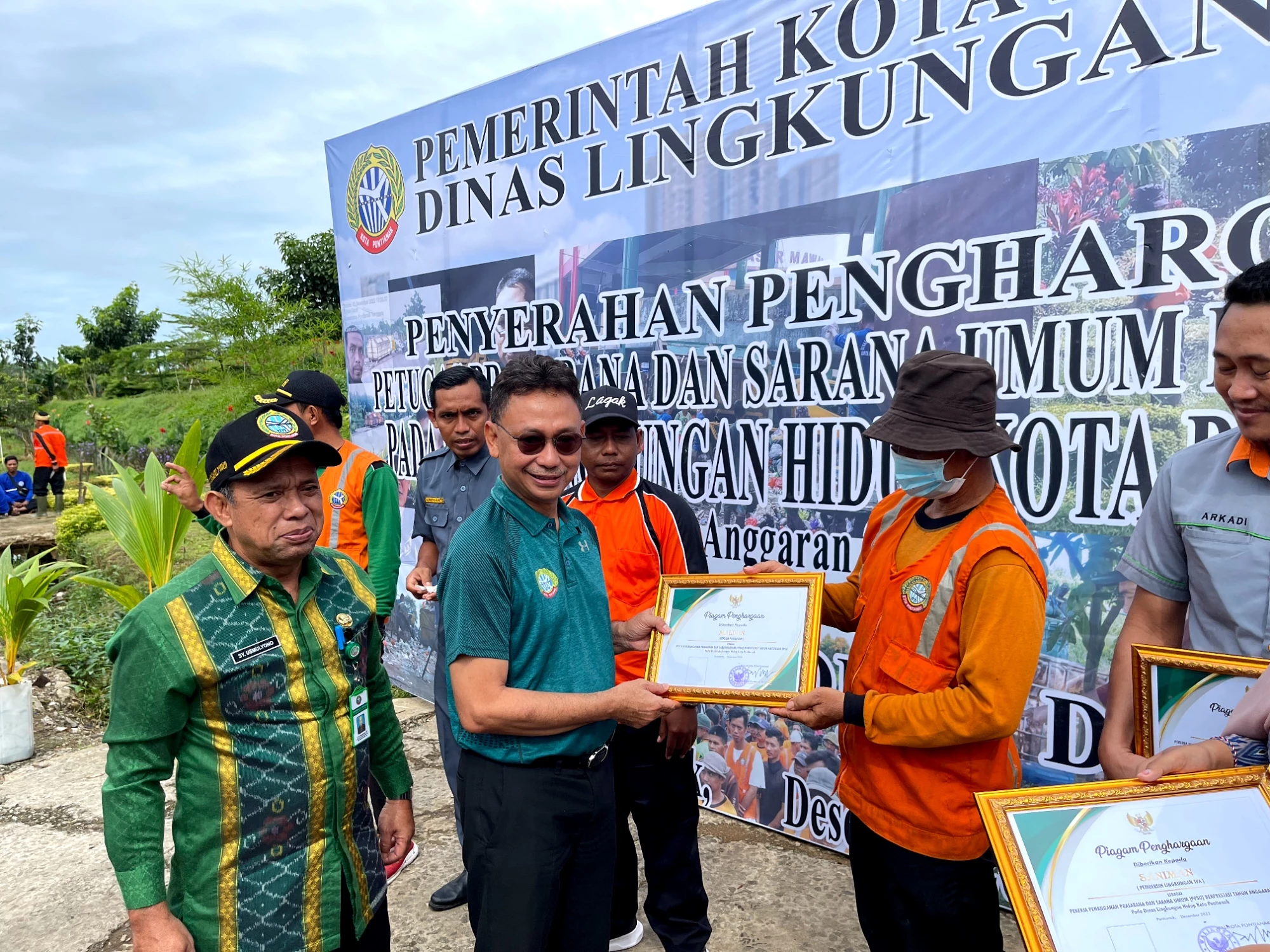 50 Petugas Kebersihan Berprestasi Terima Penghargaan 50 Petugas Kebersihan Berprestasi Terima Penghargaan