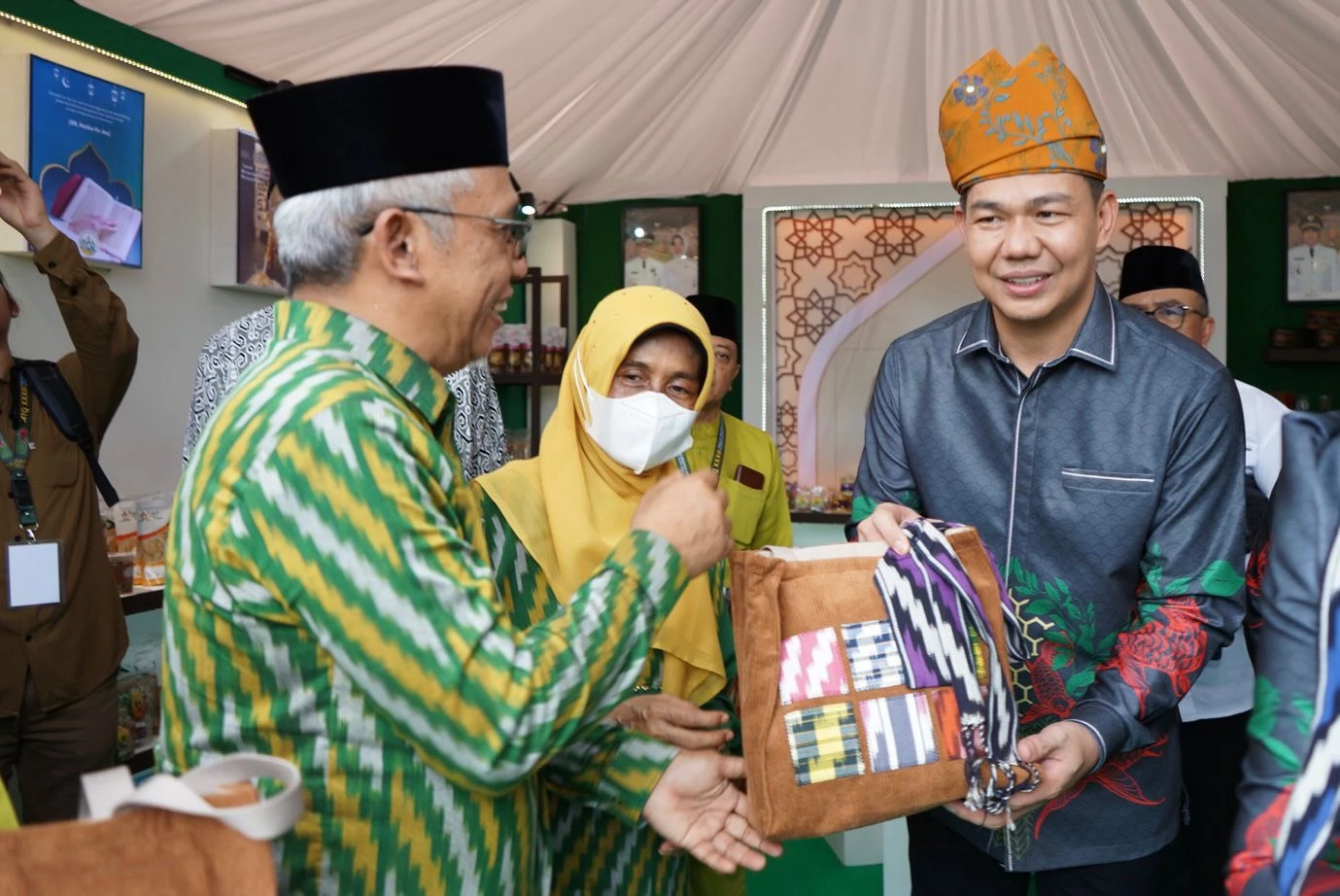 Stand Pontianak Jadi Etalase Promosi UMKM Lokal Pameran MTQ di Kapuas Hulu Stand Pontianak Jadi Etalase Promosi UMKM Lokal Pameran MTQ di Kapuas Hulu