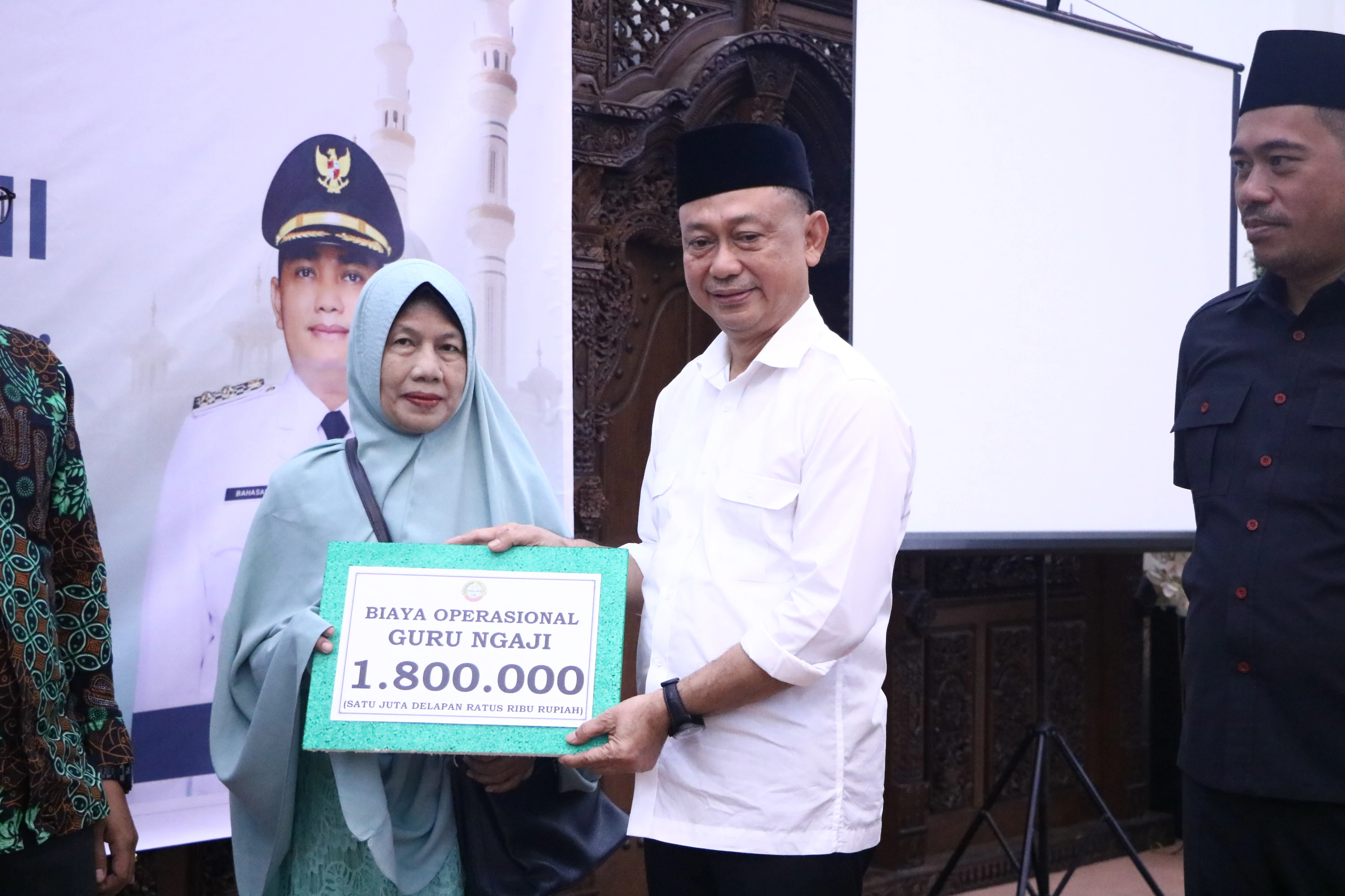 Pemkot Serahkan Bantuan Operasional Bagi Guru Ngaji Tradisional